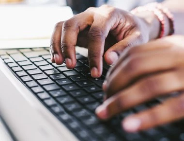 Ρωσία: Γονείς έκαναν έρωτα μπροστά από την κόρη τους και το μετέδωσαν στο διαδίκτυο